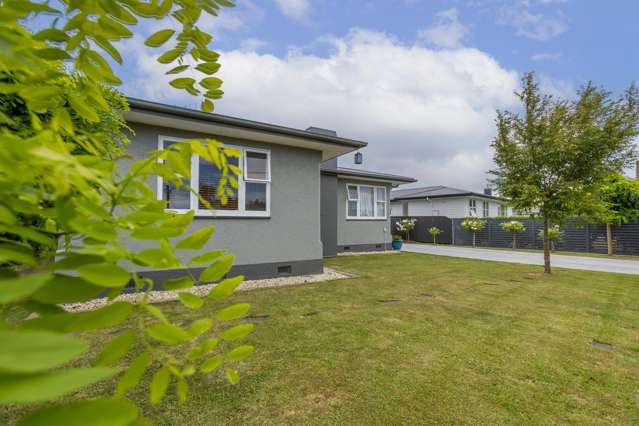 Relaxed Living with Indoor Outdoor Flow