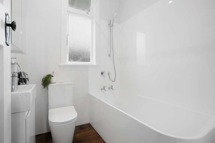 47 Queens Drive Lyall Bay_9