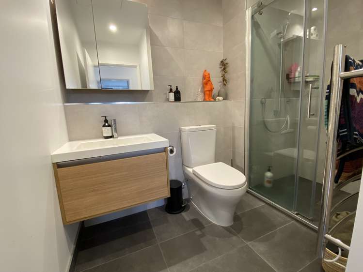 04/987g Mount Eden Road Three Kings_11