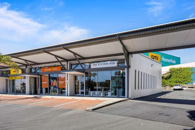 PREMIUM CORNER SHOWROOM - READY TO OCCUPY/INVEST