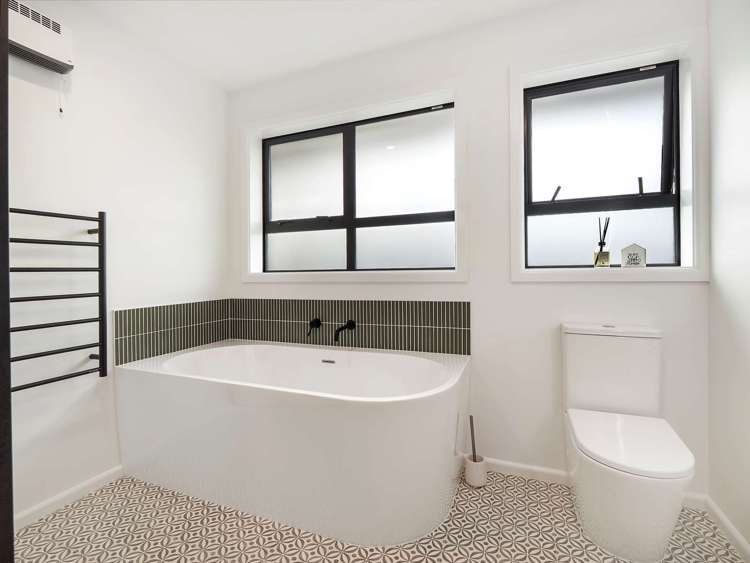 53 Woodbury Street Russley_15