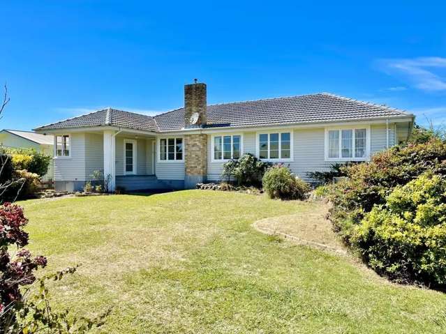 Beautiful Golden Oldie in Te Rahu Road, Te Awamutu