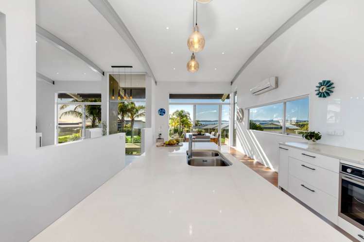 8 Intrepid Crescent Beachlands_11