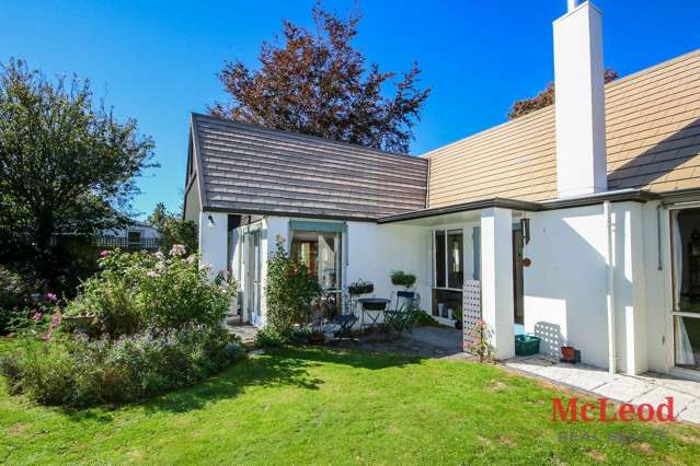 Architecturally Designed Three Bedroom Haven!
