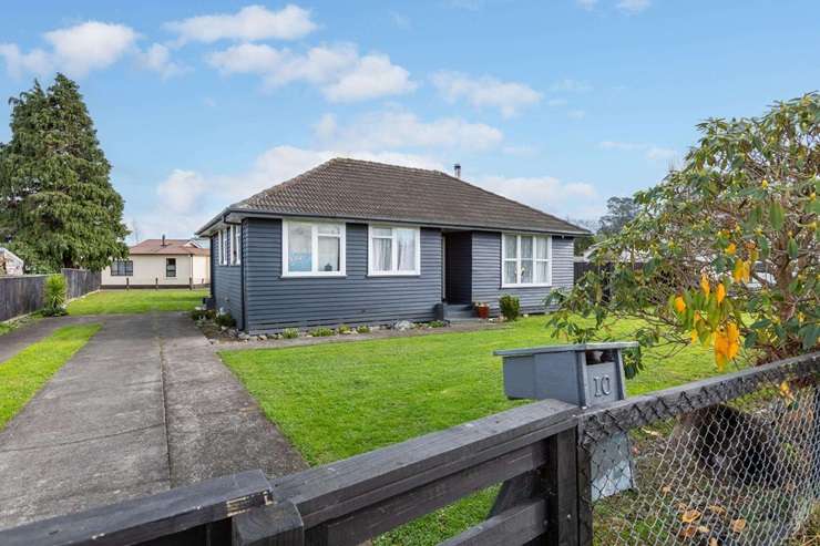 A comfy two-bedroom home at 41 Rangatira Drive, in Mangakino, Taupō, is looking for offers over $290,000. Photo / Supplied