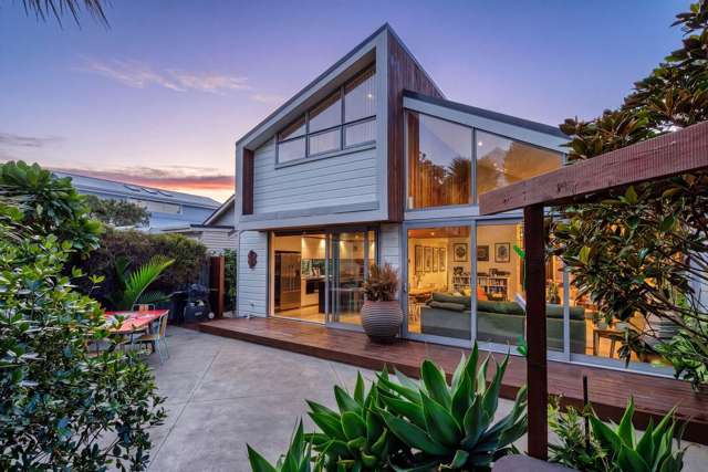 A rare Seatoun showpiece