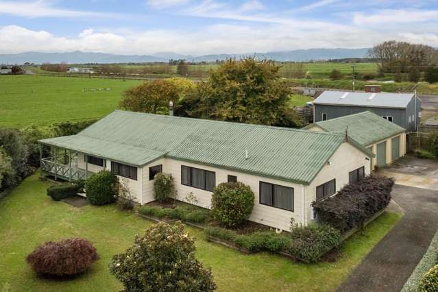 Triple Garaging, Family Living, Zoned HPC