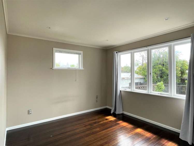 8 Grainger Road Te Atatu South_13
