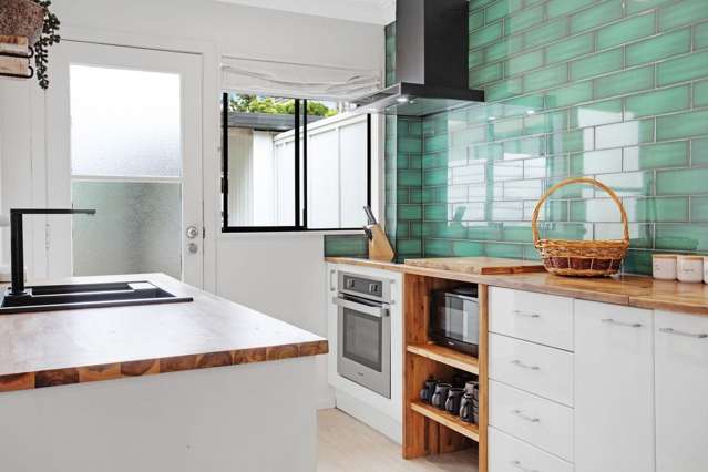 Peaceful, Renovated Retreat in the Heart of Otahuhu – 2-Bedroom Gem!