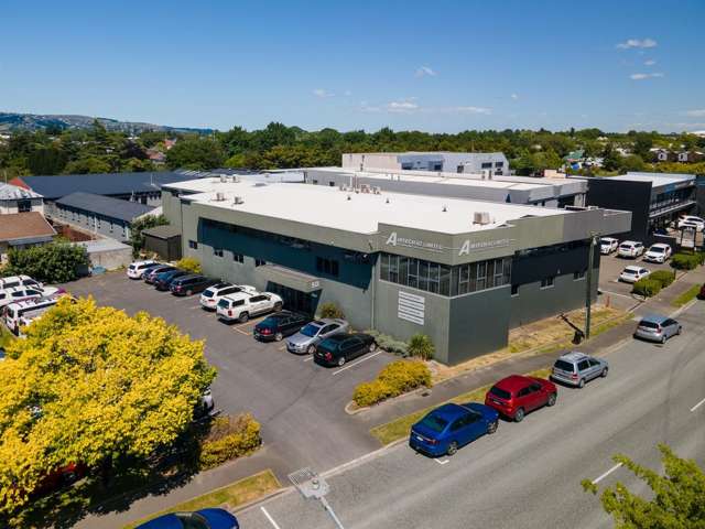 Substantial City-Fringe Office & Warehouse Facility