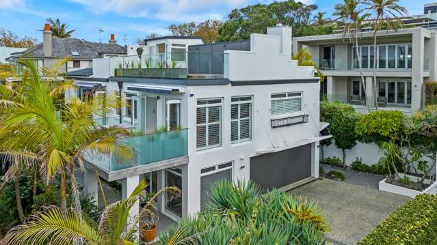 Takapuna Beach House - Iconic Position