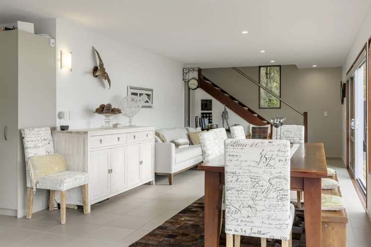 26 Whakamoenga Point Acacia Bay_12