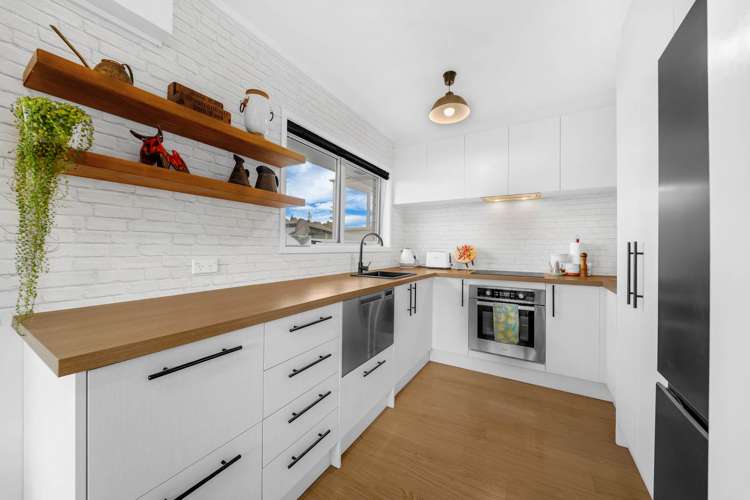 2/4 Noumea Place Mairangi Bay_5