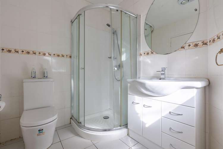 17 Hubert Henderson Place Remuera_16