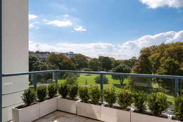 4F/220 Victoria Street West_1