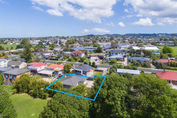 2/9 Nile Road Kelston_24