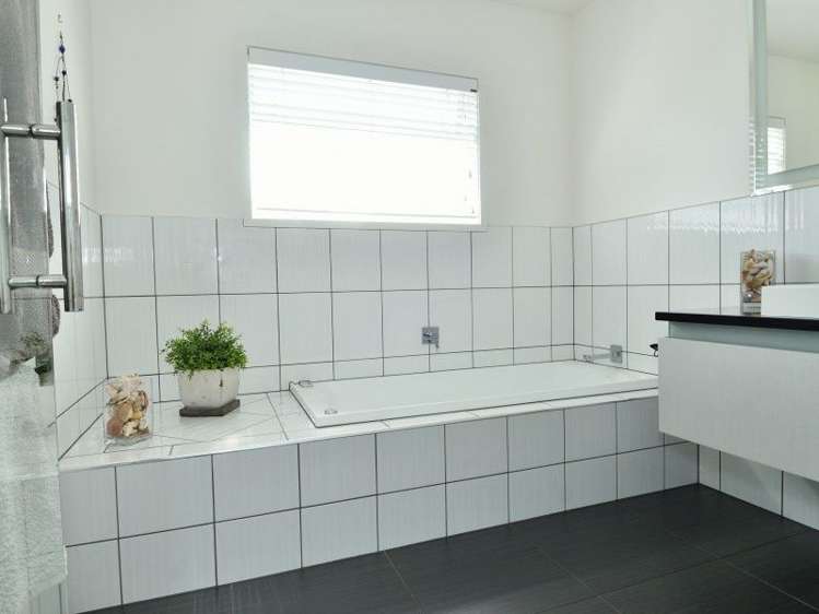 22 Pohutukawa Grove Lytton West_13