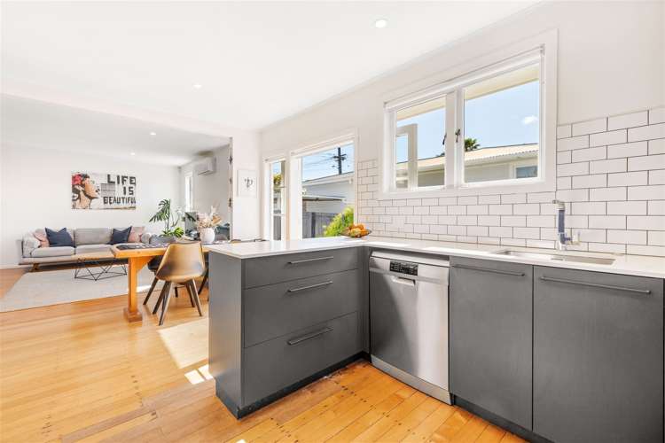 1/10 Neil Avenue Te Atatu Peninsula_11