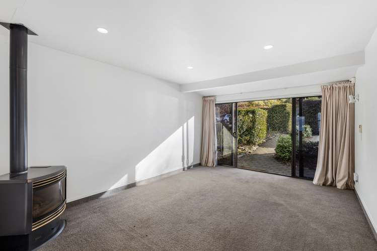 35b Wynyard Crescent Fernhill/Sunshine Bay_8