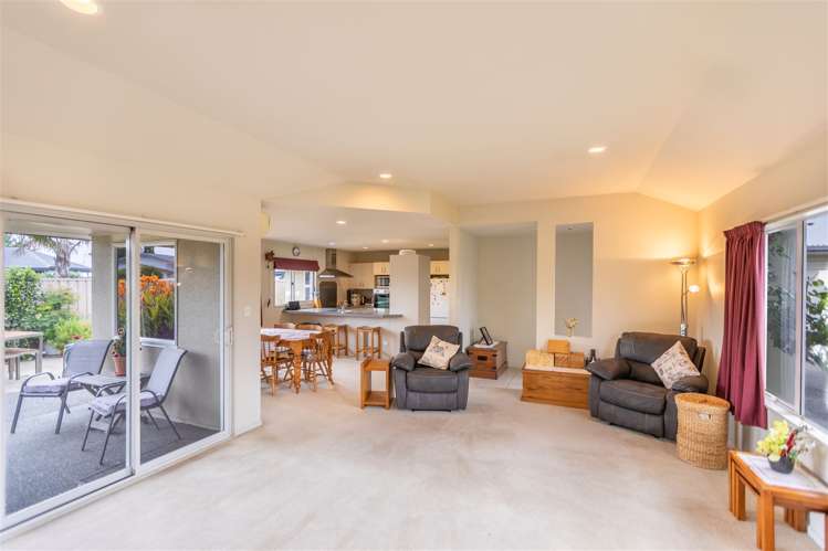 2 Arthur Close Clive_6