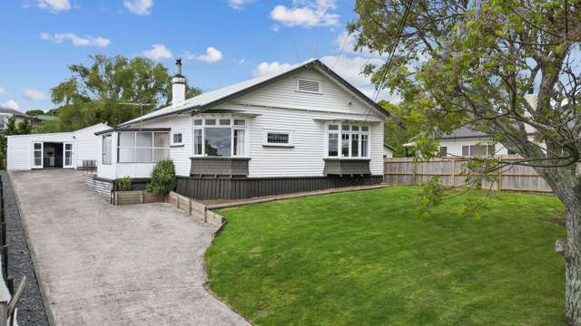 Charming 3-Bedroom Bungalow with Separate Studio