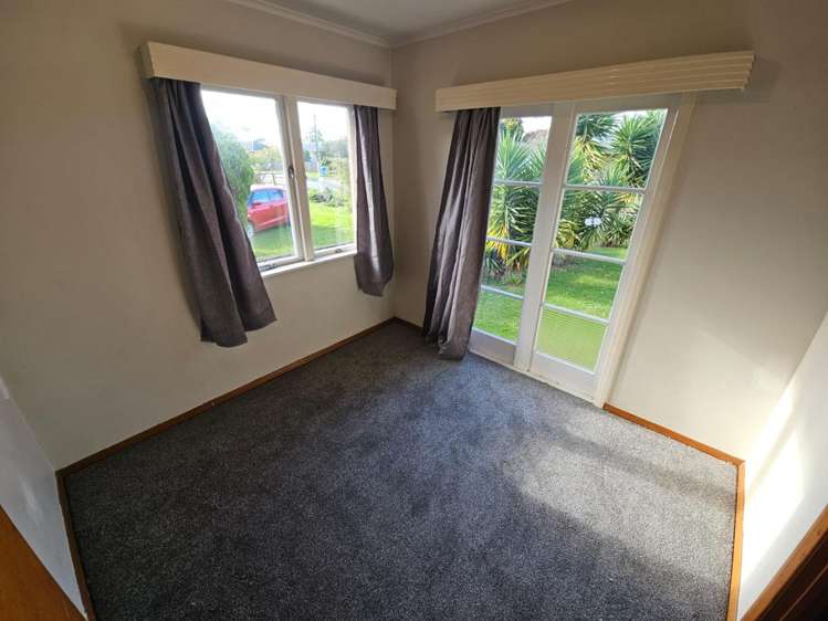 17 Sutton Crescent 10938_8