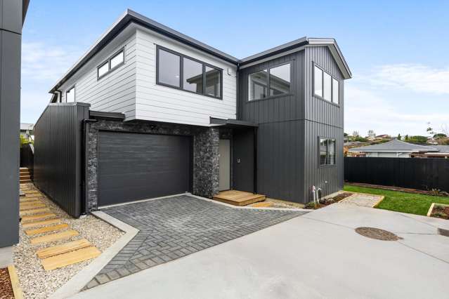 Freehold, freestanding with a LIFT!!