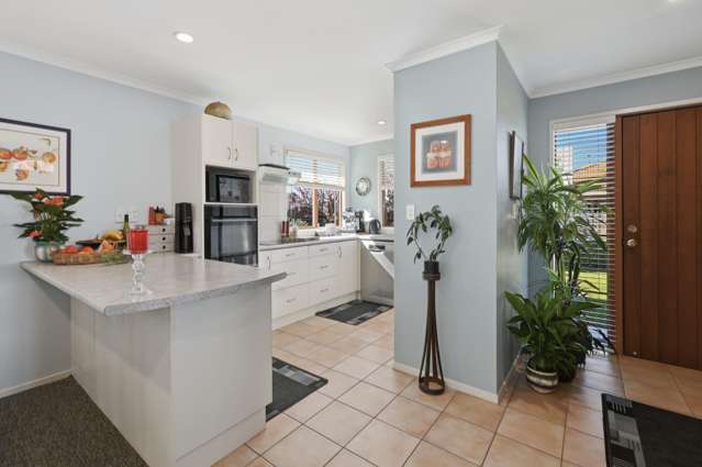 1/8 Cheyne Road (Cotswold Court) Pyes Pa_1
