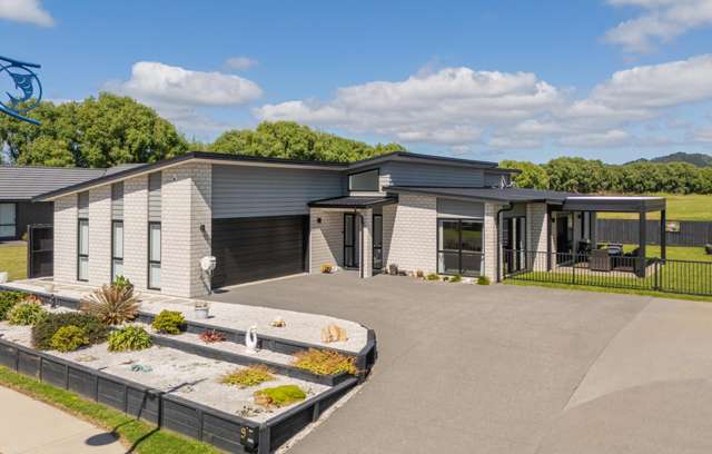 QUIET ELEGANCE & LIFESTYLE IN WATERWAYS ENCLAVE