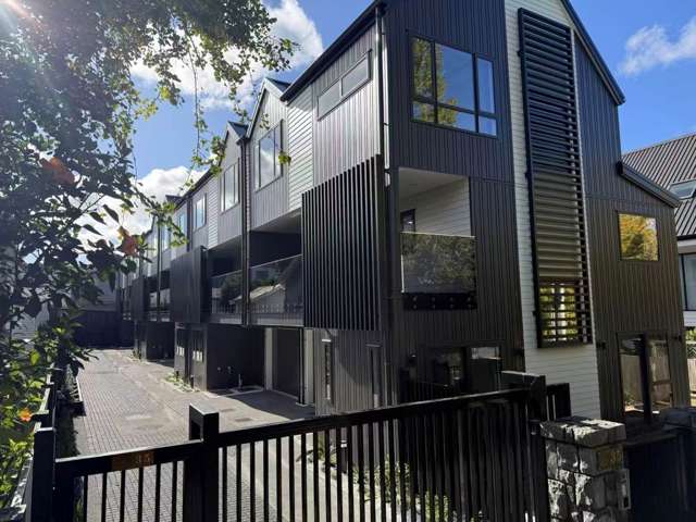 This is brand new 4 bedrooms house in Royal Oak