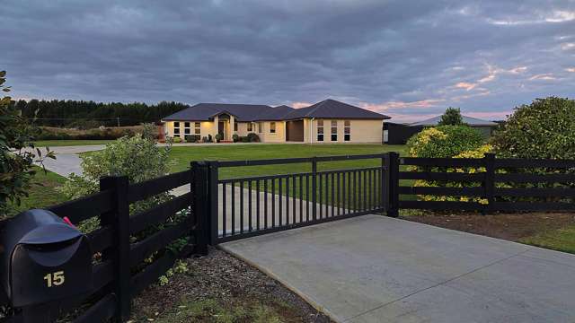 Brick Lifestyle, Huge Garaging, Close to the Beach