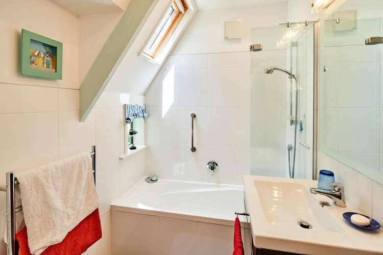 15 Whiorau Grove Lowry Bay_24