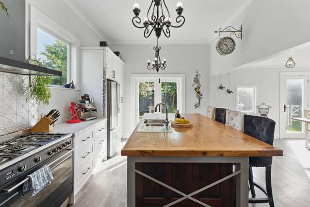 QUALITY RENOVATION & REWIRED - AWAPUNI!!