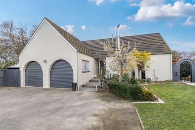Comfort, Character & Privacy on 997m²