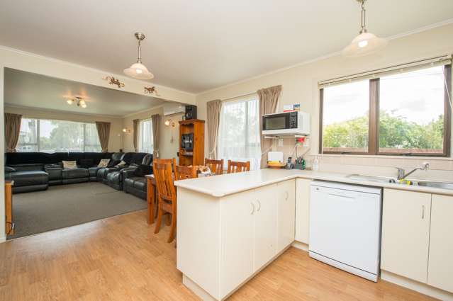 66 Southsea Crescent Silverdale_1