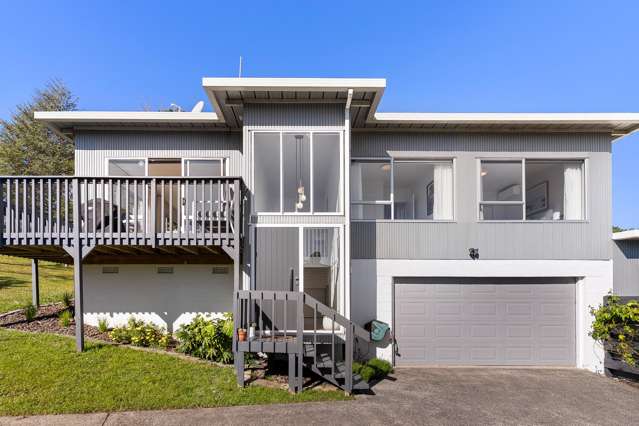 BAYVIEW BRILLIANCE. STYLISH - RENOVATED - RELAXED