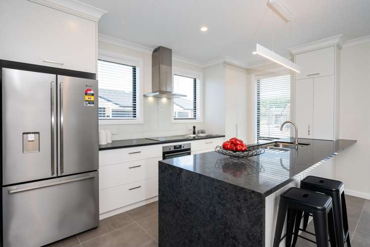 52 Read Crescent, LOMBARDY, Willowbrook Community Clive_13