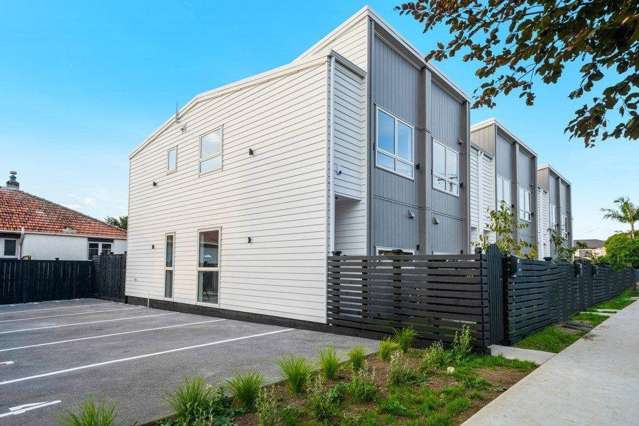 Modern 2.5 Bed Gem