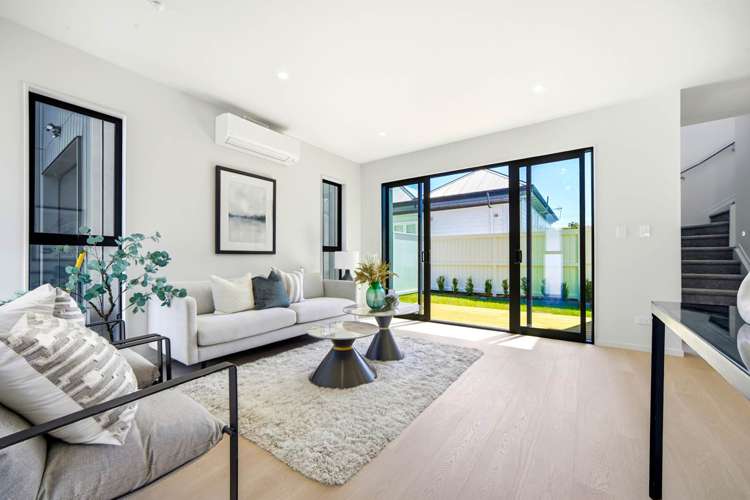 2/2 Coronation Street_5