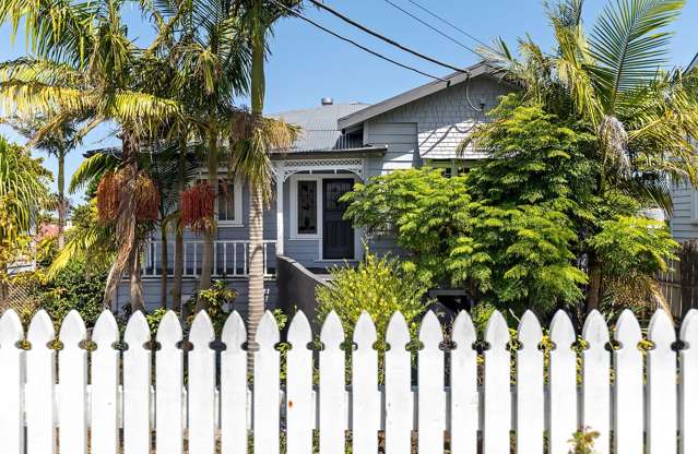 Charming Central Devonport 4/5 Bdrm Villa w/Garden