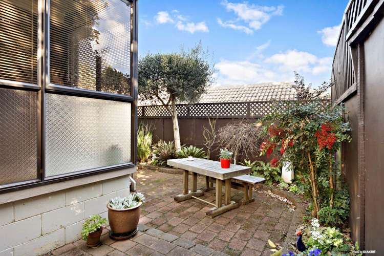 2/52 Tawhiri Road One Tree Hill_11