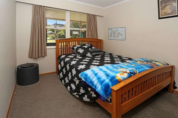 25 Castaing Crescent Te Atatu South_8