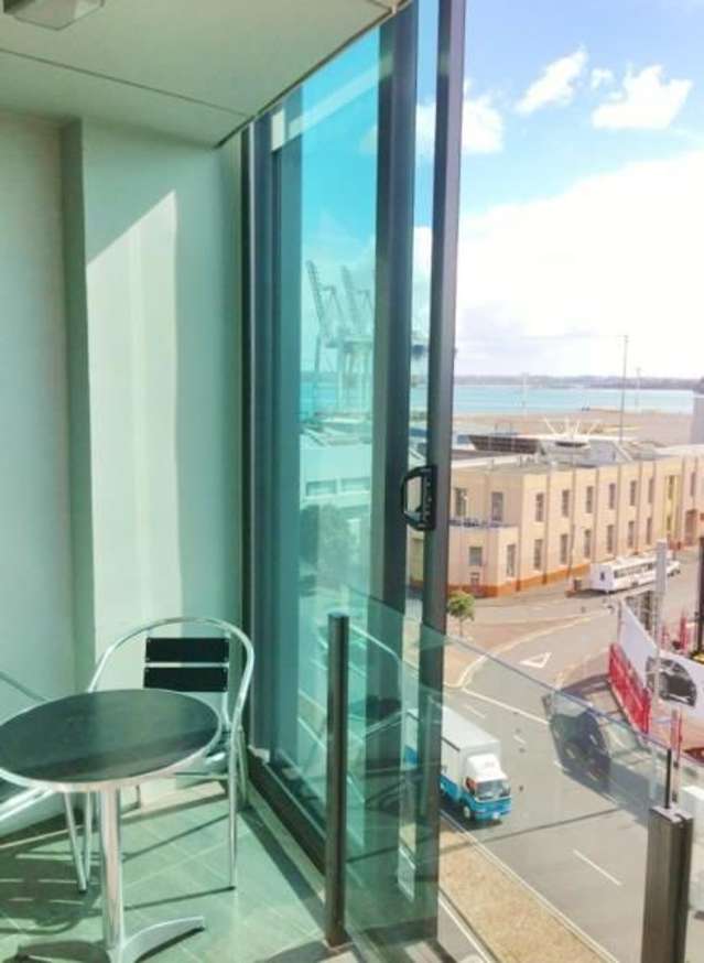 Waterfront apartment (2 bedrooms + carpark)