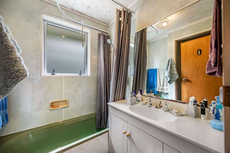 28 Tiroiti Grove Stokes Valley_10