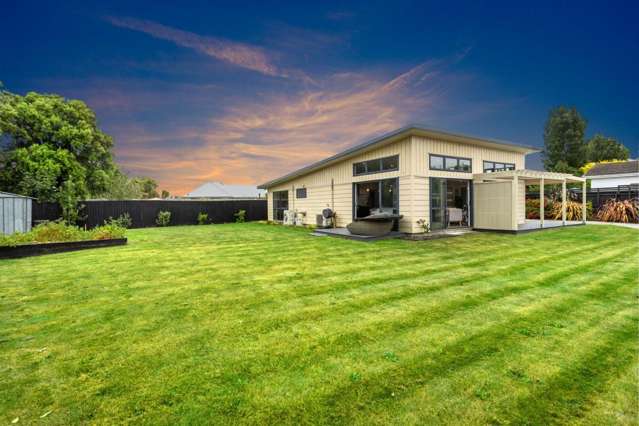 Light Filled Living, Huge 890sqm Section, Prime Location!