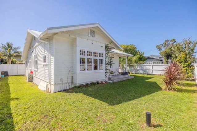 Stylish Mount Eden Charmer - Zoned for EGGS & MAGS