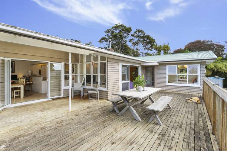 64 Woodfern Crescent Titirangi_1