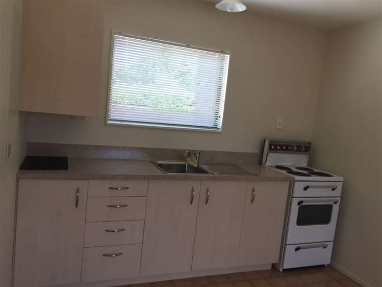 2 School Lane Kirwee_11