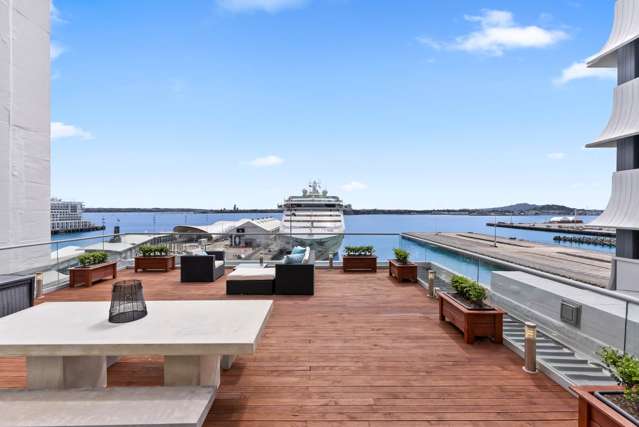 Massive Waterfront Penthouse - A FREEHOLD Rarity!