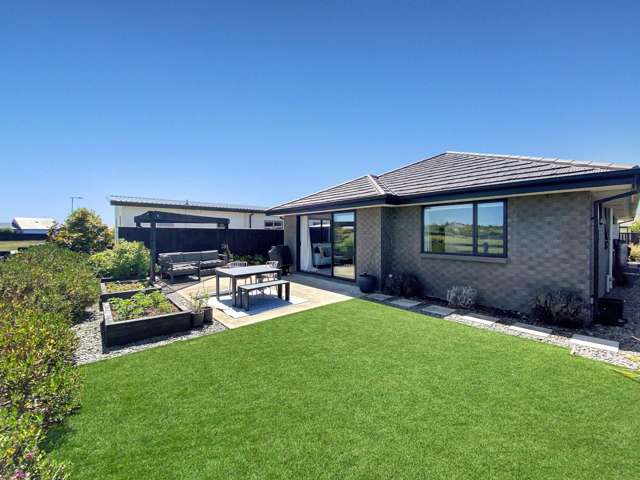 LINCOLN - 3 BEDROOMS, 2 BATHROOMS, HEATPUMP, SINGLE GARAGE